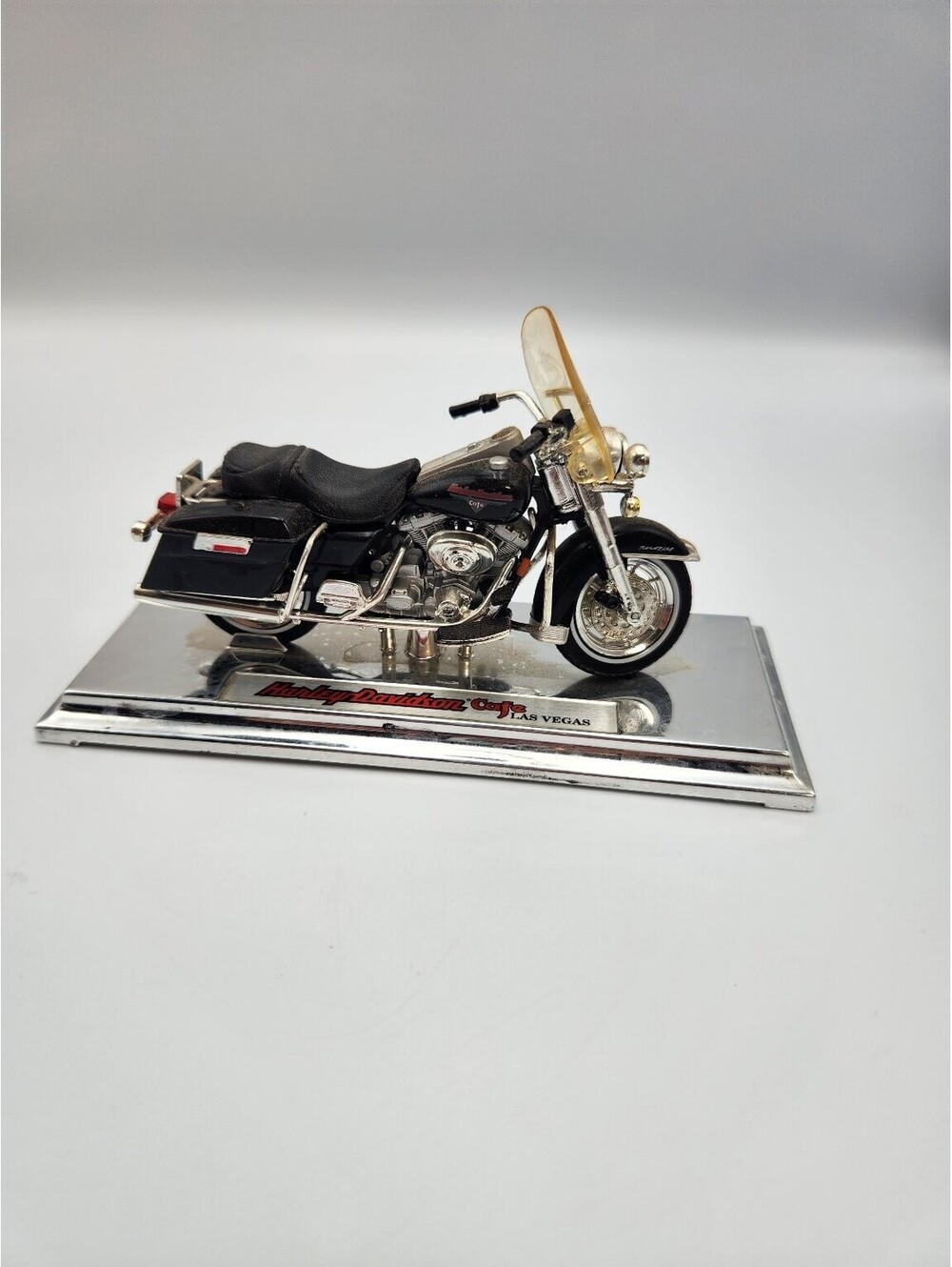 Maisto Harley-Davidson Road King 2000 Diecast Motorcycle 1:18 Scale w/ Base P7